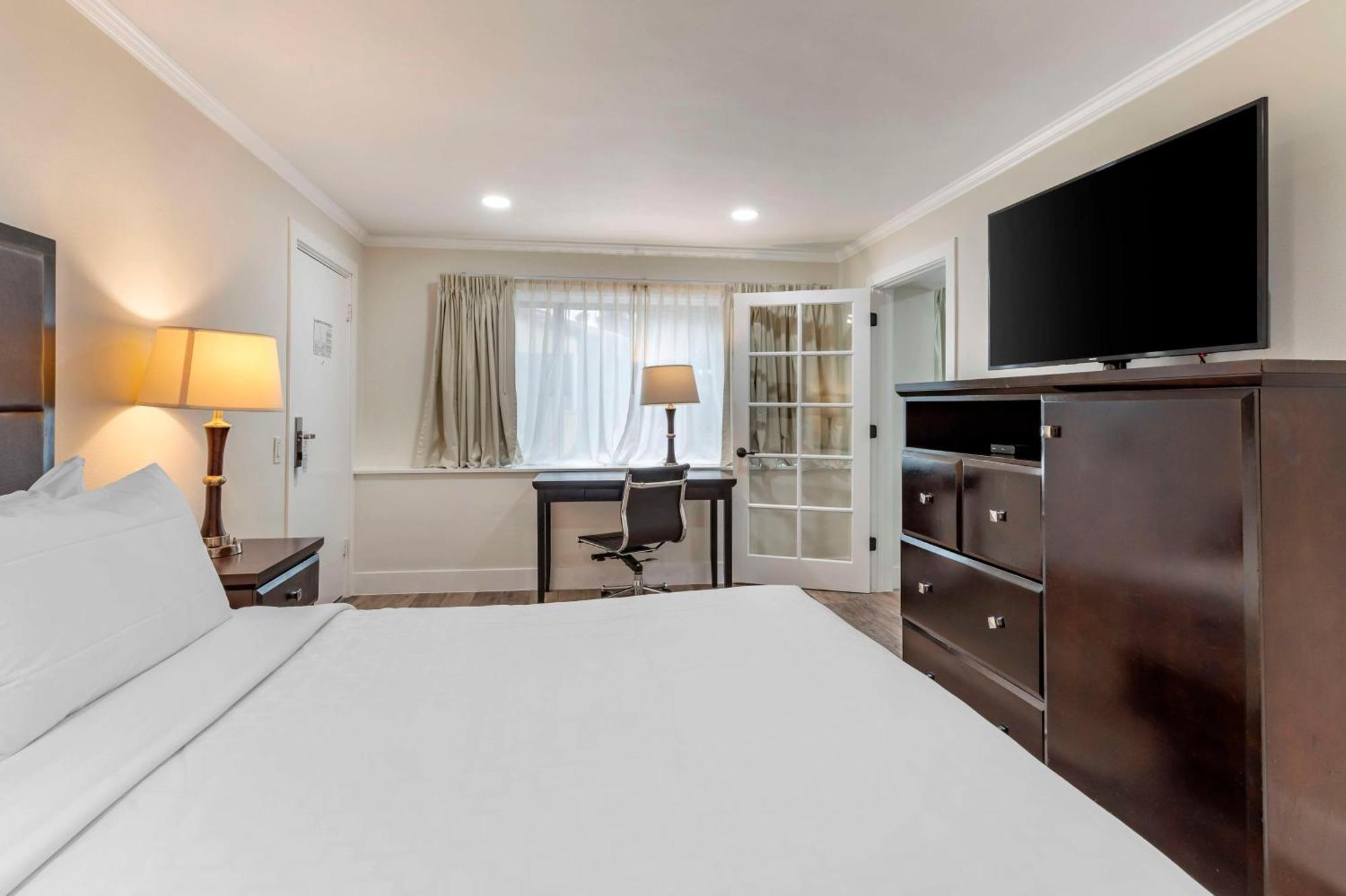 Best Western Carmel'S Town House Lodge Екстериор снимка