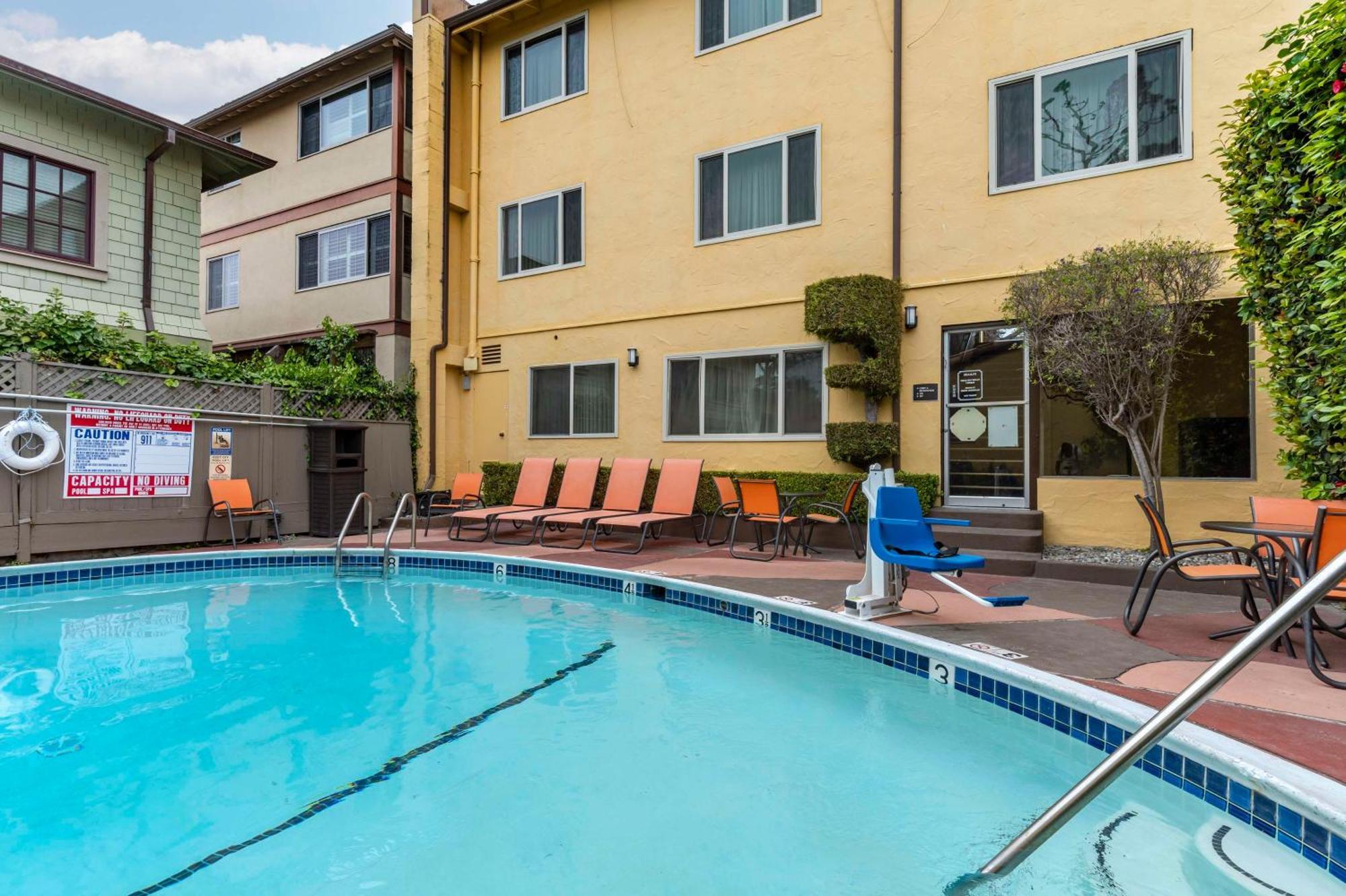 Best Western Carmel'S Town House Lodge Екстериор снимка